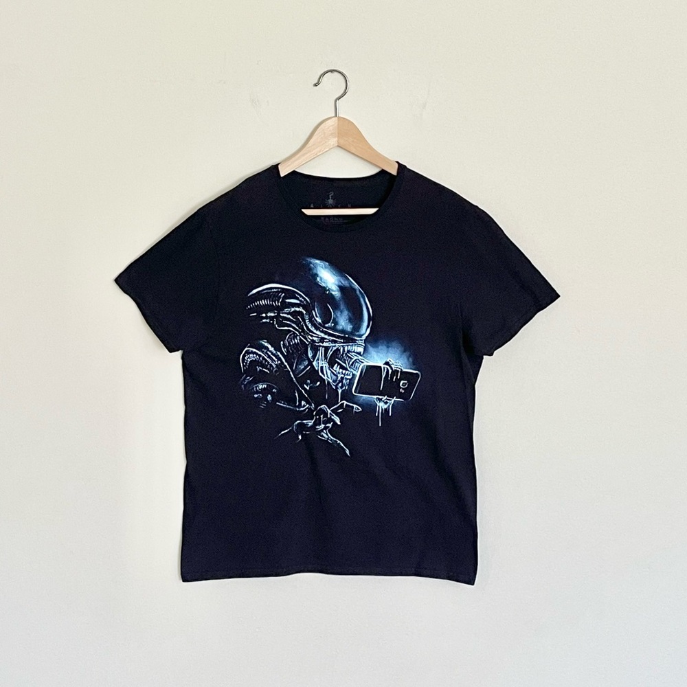Alien Movie Xenomorph Phone Selfie Graphic Black T Shirt Adult size Large